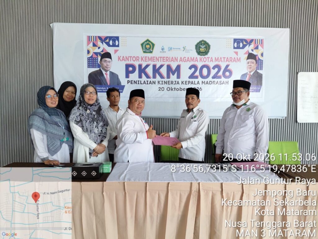 Penyerahan Penilaian oleh Tim PKKM ke Kepala MAN 3 Kota Mataram